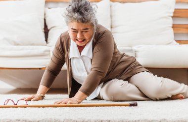 Asyalı son sınıf öğrencisi kadın evde yerde tek başına yatıyor. Osteoporoz ya da kalp krizinden dolayı acı çeken yaşlı bir kadın. Kalp bakım ve tedavi konseptine sahip eski bir yetişkin hayat sigortası.