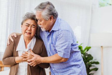 Emekli Asyalı yaşlı bir eş kalp krizi ya da ciddi ya da endişeli kocası olan bir hastalık yüzünden acı çekiyor. Sağlık sigortası ve sağlık sigortası konsepti