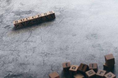 Tahta küp Başarı ve kopyalama uzayı arızası. Motivasyon fikri ve iş vizyonu ve kurumsal yönetim stratejisinde ilham. Liderlik, başarı veya hedefe ulaşmak için takım çalışmasına öncülük eder