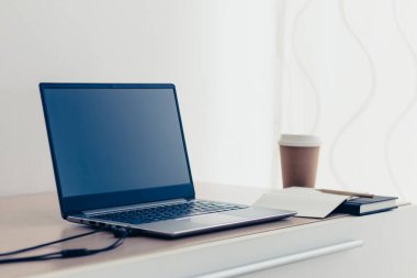 Çalışma, eğitim, okuma, öğrenme ve çevrimiçi webinar kursu veya İnternet bağlantı ağı üzerinden kopya alanı ile İnternet bağlantısı kursu veya sınıfı için bilgisayarlı ve dizüstü bilgisayarlı E-işletme & eğitimi.