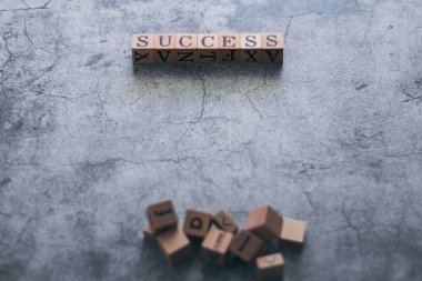 Tahta küp Başarı ve kopyalama uzayı arızası. Motivasyon fikri ve iş vizyonu ve kurumsal yönetim stratejisinde ilham. Liderlik, başarı veya hedefe ulaşmak için takım çalışmasına öncülük eder