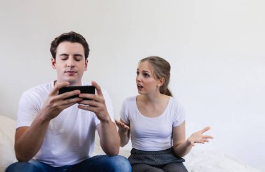 Mutsuz ve evli genç bir çift. Öfkeli somurtkan evliliği depresyonla ve tartışmadan sonra hayal kırıklığıyla gücendirdi. Çatışma, kriz ve aşk ve evlilik sorunları