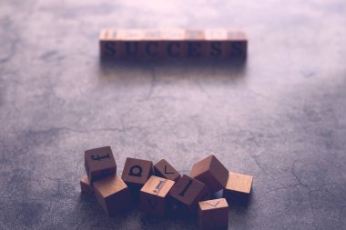 Tahta küp Başarı ve kopyalama uzayı arızası. Motivasyon fikri ve iş vizyonu ve kurumsal yönetim stratejisinde ilham. Liderlik, başarı veya hedefe ulaşmak için takım çalışmasına öncülük eder