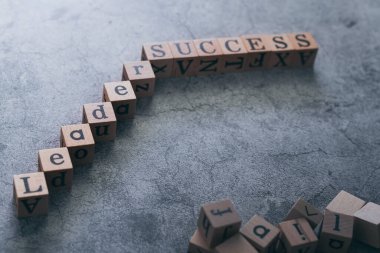 Lider 'in tahta küplü mektubu, Başarı ve kopya uzayı ile başarısızlık. Motivasyon fikri ve iş vizyonu ve kurumsal yönetim stratejisinde ilham. Liderlik, başarıya ulaşmak için takım çalışmasına liderlik eder.