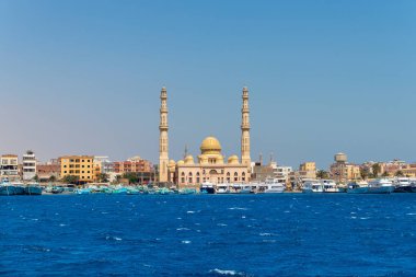 Hurghada 'daki El Mina camii minaresi, deniz manzarası, Mısır