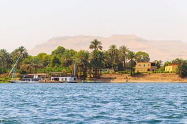 Luxor şehrinin göbeğindeki Nil nehri, Mısır