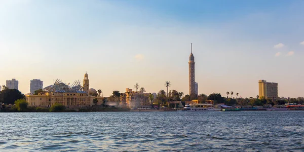 Cairo Tv toren aan de oever van de Nijl, Egypte — Stockfoto