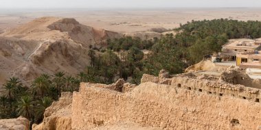 Çölün ortasında, Tunus, Afrika 'da bulunan A-Sabikah kasabasıyla çevrili Chebika vahası.