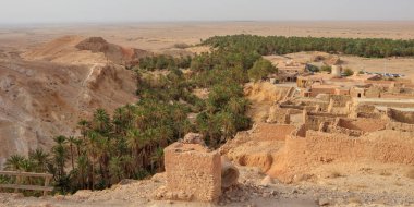 Çölün ortasında, Tunus, Afrika 'da bulunan A-Sabikah kasabasıyla çevrili Chebika vahası.