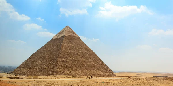 La antigua pirámide egipcia de Khafre (Chephren) en Giza, El Cairo, Egipto — Foto de Stock