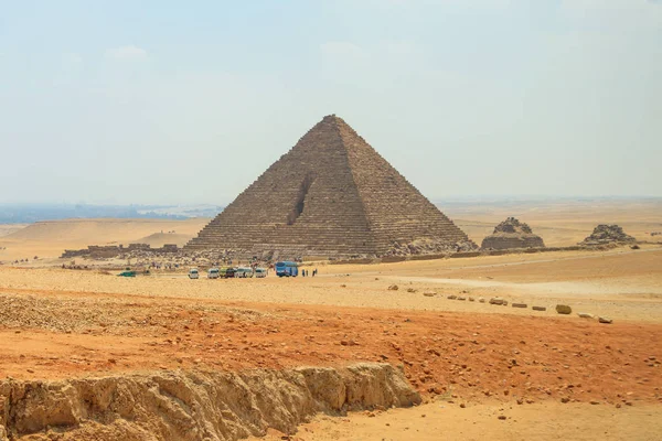 De weg naar de Grote Piramide van Menkaure in Gizeh met toerist in Egypte — Stockfoto