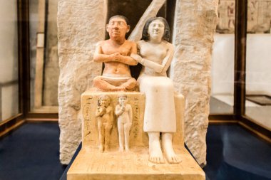 Kahire, Mısır - 19 Nisan 2019: Cüce Seneb 'in heykeli, karısı ve çocukları, Mısır Müzesi, Kahire