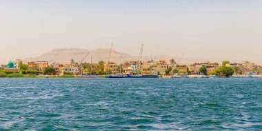Luxor, Mısır - 16 Nisan 2019: Nil nehri üzerinde Lüksemburg, Mısır 'da yelkenli tekneleri olan yerleşim yerleri