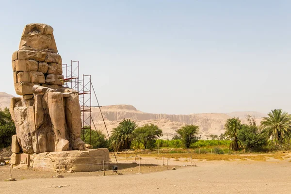 Oude beelden van Colossi op de westelijke oever van de Nijl, Luxor, Egypte — Stockfoto