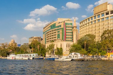 Kahire 'nin göbeğindeki Nil nehrinin kıyısında Mısır bayrağıyla Kempinski Oteli