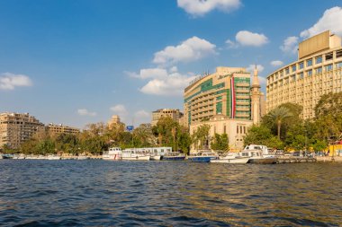 Kahire şehrinin göbeğindeki Nil Nehri kıyısındaki Kempinski Oteli, Mısır bayrağı.