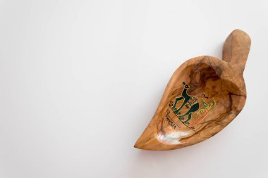 Tunus 'tan, beyaz arka planda deve deve desenli yaprak şeklinde bir zeytin kasesi. Tunus, Afrika