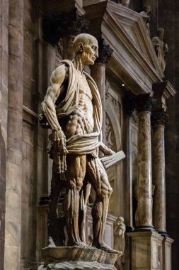 Milan, İtalya - 8 Mart 2019: St. Bartholomew Flaid heykeli 12 havariden biri ve Milano Duomo di Milano katedralinde derisi yüzülmüş erken bir Hıristiyan şehidiydi.