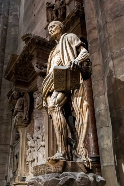 Milan, İtalya - 8 Mart 2019: St. Bartholomew Heykeli Duomo di Milano 'da yüzüldü, Milan katedrali, Heykel