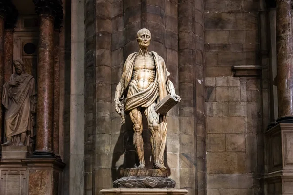 밀라노, 이탈리아 - 2019 년 3 월 8 일: 성 바르톨로뮤의 조각상 이 12 명의 사도중 한 명 이 자 밀라노 대성당, 두오모 디밀 리아노 성당에서 피부가 벗겨진 초기 기독교 순교자였다. — 스톡 사진