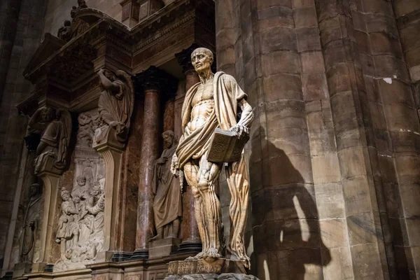 Milán, Italia - 8 de marzo de 2019: Estatua de San Bartolomé Flayed fue uno de los 12 Apóstoles y uno de los primeros mártires cristianos que fue despellejado en el Duomo de Milán, Catedral de Milán, Escultura —  Fotos de Stock