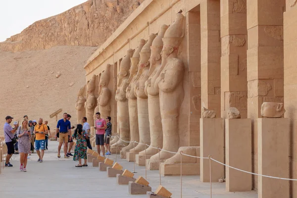 Les touristes visitent le temple mortuaire de Hatchepsout, pharaon de la 18ème dynastie — Photo