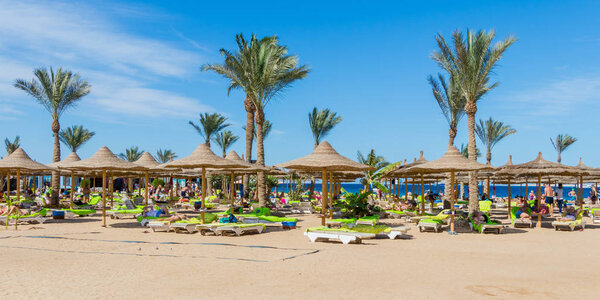 Хороший солнечный день на пляже Красного моря в Хургаде, Египет
