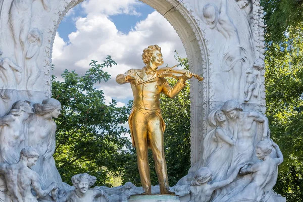 Estatua de Johann Strauss en — Foto de Stock