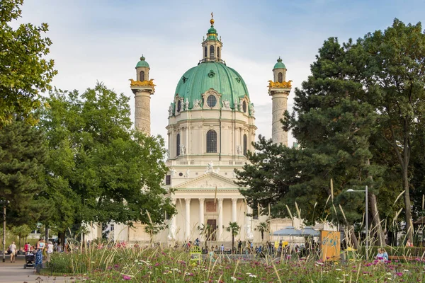 Karlskirche oder St. Karl Kirche am Karlsplatz in der Altstadt in Wien, Österreich — Stockfoto