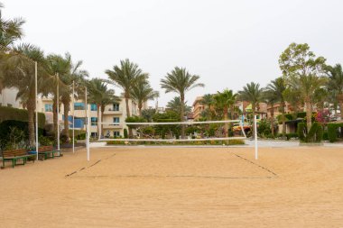 Hurghada, Mısır - 15 Nisan 2019: Hurghada, Mısır 'da Kızıldeniz' de plaj voleybol sahası