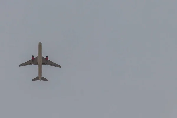 De hoge snelheid vliegtuig op de wolken hemel — Stockfoto