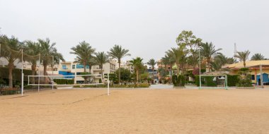 Hurghada, Mısır - 15 Nisan 2019: Hürghada, Mısır 'da Kızıldeniz' de plaj voleybolu ve futbol sahası