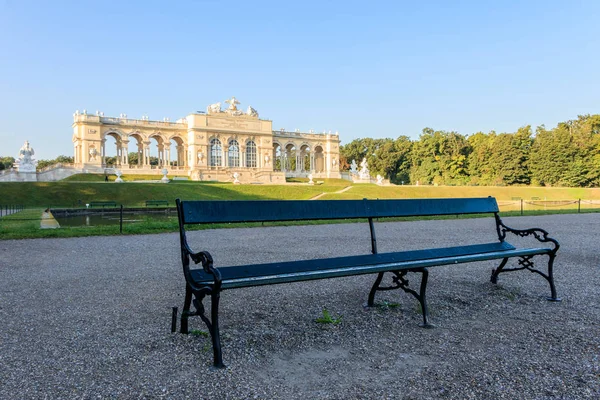 Bench in front of the Gloriette at Schonbrunn Palace Garden — 스톡 사진