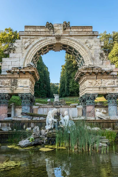 A Ruína de Cartago. A ruína romana no parque em Schonbrunn . — Fotografia de Stock