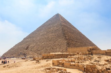 Giza, Kahire, Mısır 'da kalıntıları, mezarları ve anıtları olan antik Mısır Khufu Piramidi.