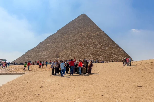Gizé, Egito - 19 de abril de 2019: A antiga pirâmide egípcia de Khufu com ruínas, túmulos e monumentos em Gizé, Cairo, Egito — Fotografia de Stock