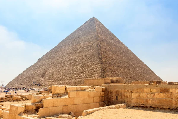 A antiga pirâmide egípcia de Khufu com ruínas, túmulos e monumentos em Gizé, Cairo, Egito — Fotografia de Stock