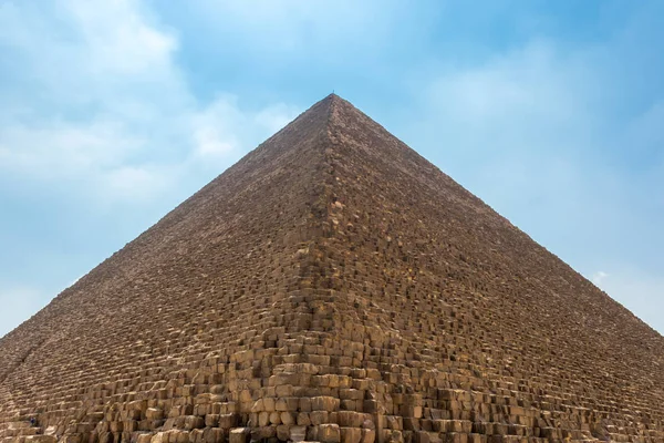 Η τεράστια Μεγάλη Πυραμίδα της Αιγύπτου, ένα αρχαίο θαύμα 6 εκατομμυρίων τόνων στο Κάιρο — Φωτογραφία Αρχείου
