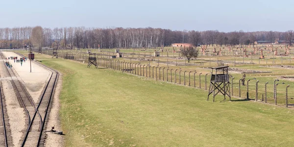 Oswiecim, Polonia - 7 de abril de 2019: Torre de guardia en el campo de concentración Auschwitz Birkenau, Polonia —  Fotos de Stock