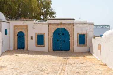 Sidi Bou Said, Tunus - 19 Temmuz 2018: Sidi Bou Said, Tunus, Afrika 'da geleneksel mavi kapılar