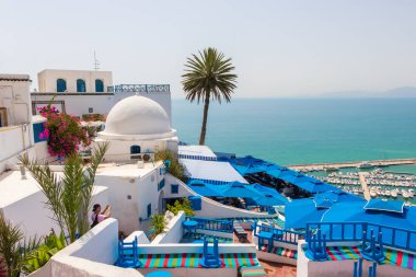 Sidi Bou Said, Tunus - 19 Temmuz 2018: Akdeniz manzaralı geleneksel restoranın büyük manzarası