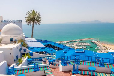 Sidi Bou Said, Tunus - 19 Temmuz 2018: Sidi Bou Said, Tunus, Afrika 'nın beyaz mavi köyündeki deniz manzarası