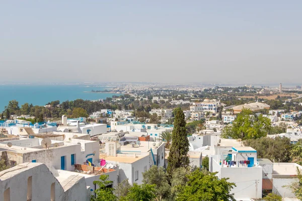Cityscape com típicas casas de cor azul branco em Sidi Bou Said, Tunísia, África — Fotografia de Stock
