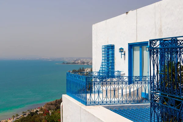 Zomer uitzicht met blauwe balustrade en een mooi terras met uitzicht op de Middellandse Zee, Tunesië, Afrika — Stockfoto