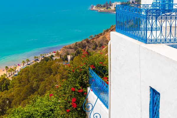 Uma vista com balaustrada azul e terraço de verão com vista para o Mar Mediterrâneo, Tunísia, África — Fotografia de Stock