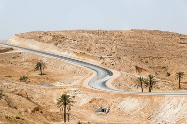 Sahra Çölü 'ndeki yol, Tunus ve Afrika' nın manzarası.