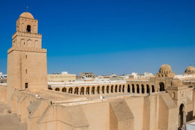 Kairouan Büyük Camii. Estetik, Tunus 'un Ulu Cami ve Kairouan şehrini simgeliyordu.
