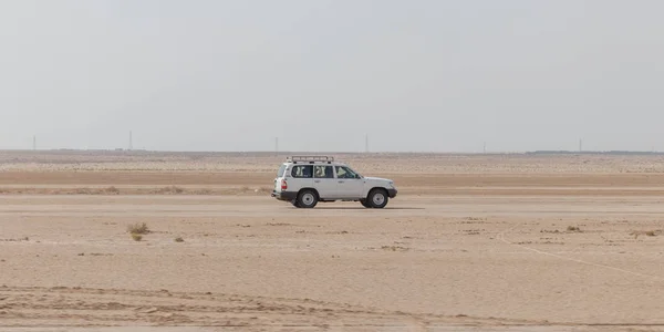 Tozeur, Tunisia - 23 липня 2018: позашляховик під час пустельного сафарі в Тунісі, Африка. — стокове фото