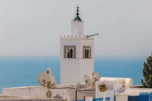Minaret of Mosque of Sidi Bou Said a háttérben Földközi-tenger, Tunézia — Stock Fotó