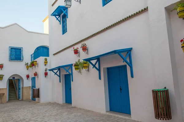 Yasmine Hammamet, TUNÍSIA - JULHO 26 2018: Casa branca com janelas e portas azuis e flores, Yasmine Hammamet, Tunísia — Fotografia de Stock